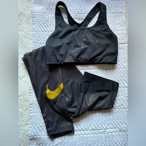 NIKE Women’s Workout Set Black/Gold Medium - Picture 6 of 11